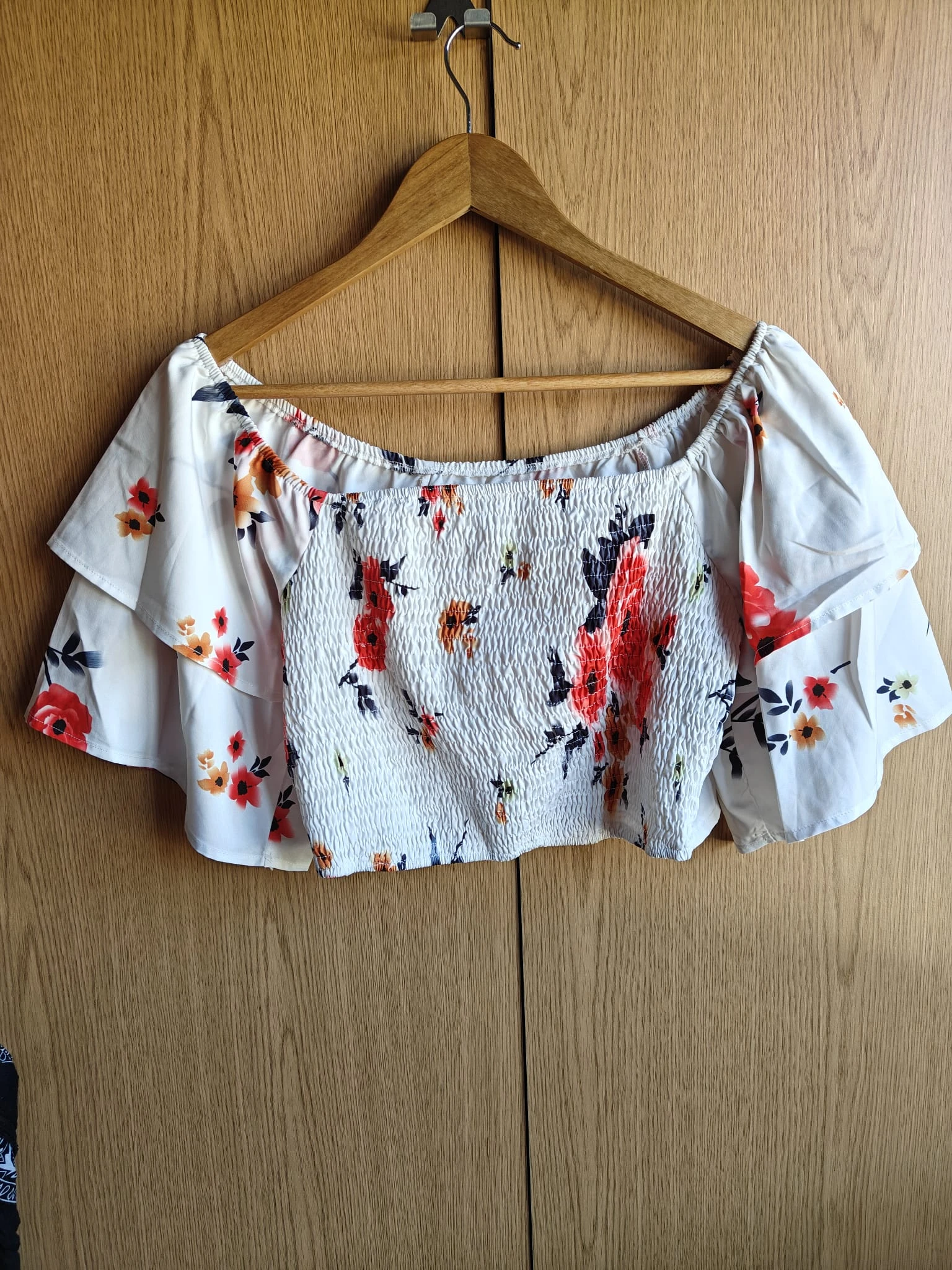 Blusa floral branca e vermelha